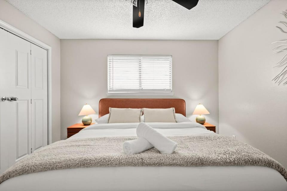 Modern - Round Rock 1BR -Near Austin - King Bed Apartment in Round Rock