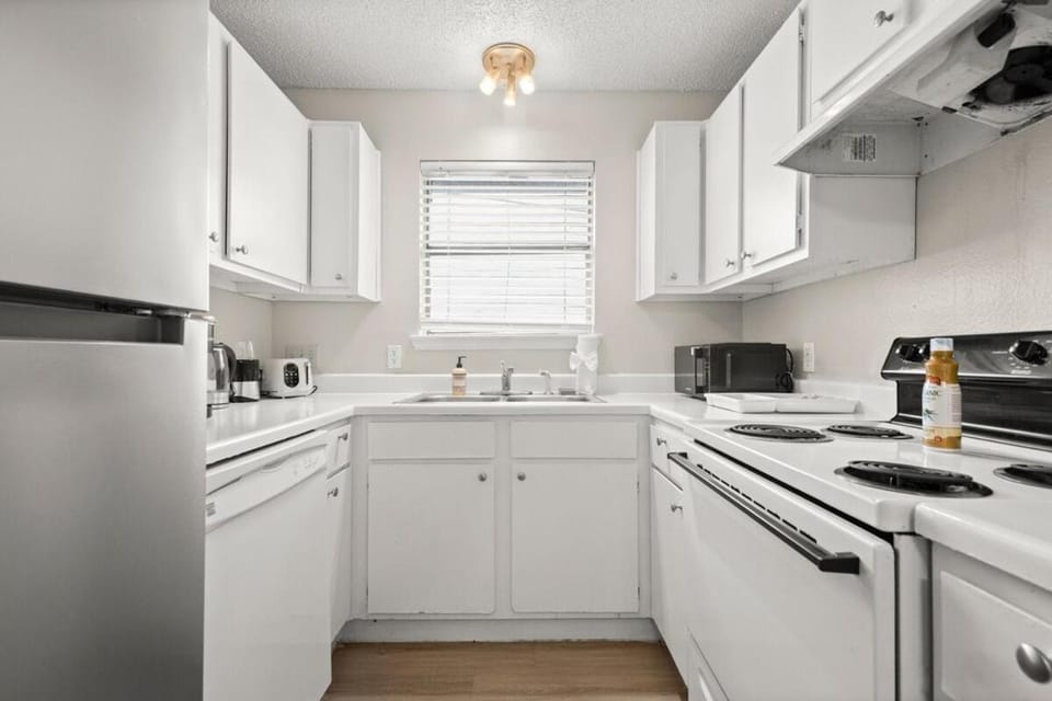 Modern - Round Rock 1BR -Near Austin - King Bed Apartment in Round Rock