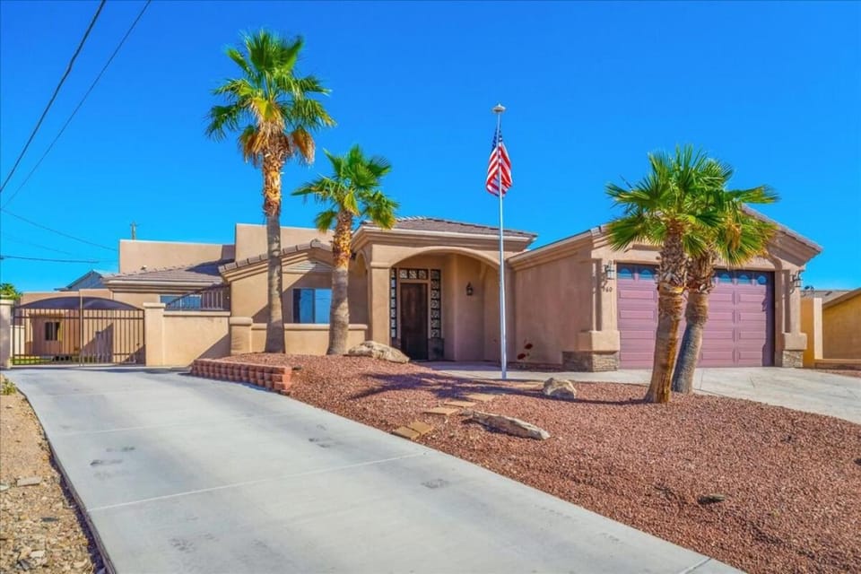 Huntington Palace w Casita - Pool, BBQ, Garage House in Lake Havasu City