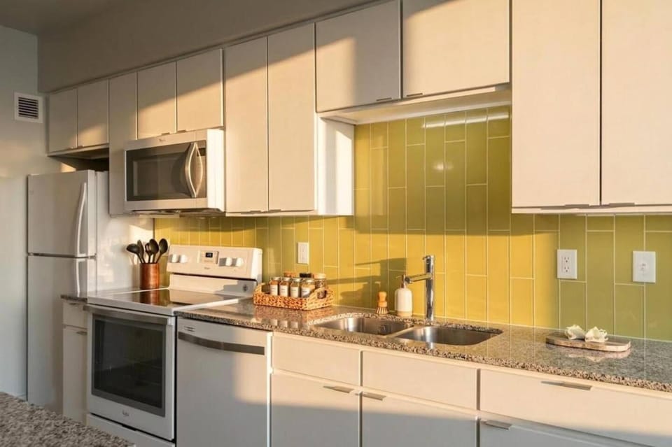 Central 2BR Apt NFL Draft Sleeps 5 Parking Apartment in Pittsburgh