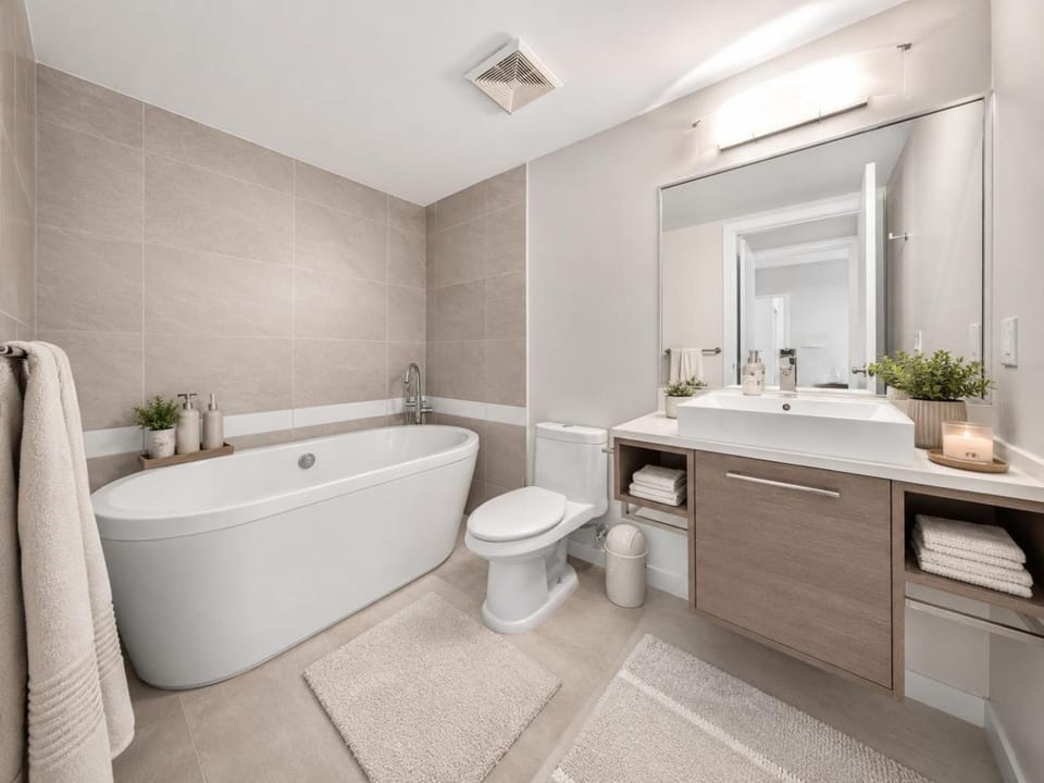 Rare Gastown 2 Bedroom Suite Steps to Harbour Seawall and Downtown Core Apartment in Vancouver