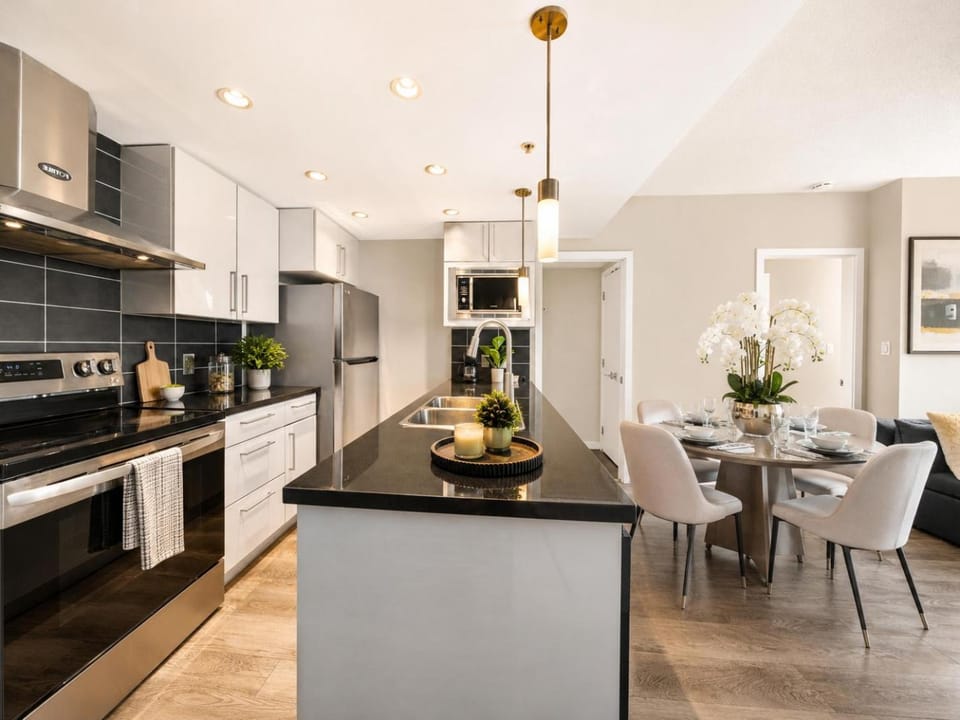 Rare Gastown 2 Bedroom Suite Steps to Harbour Seawall and Downtown Core Apartment in Vancouver
