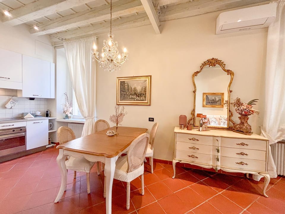 Kitchen or kitchenette, Dining area, air conditioner