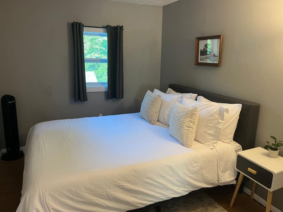 Bed, Photo of the whole room, Bedroom