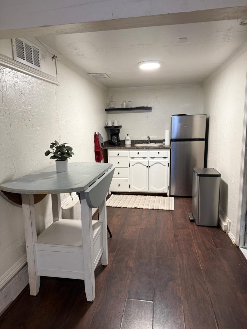 Quirky, peaceful, private studio with deck, 2 mins from downtown Bed and Breakfast in Placerville