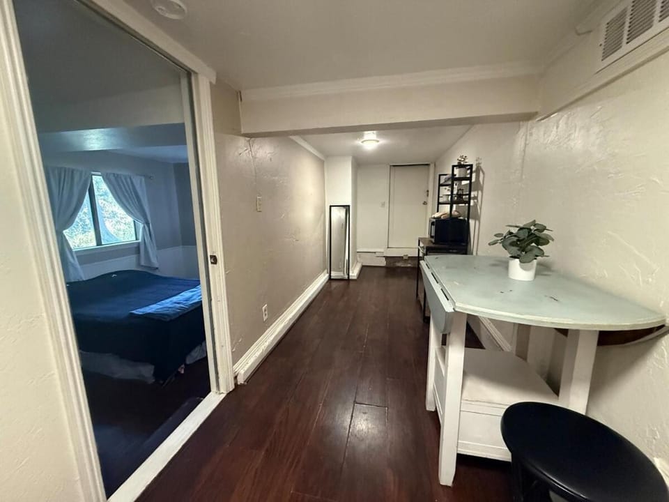 Quirky, peaceful, private studio with deck, 2 mins from downtown Bed and Breakfast in Placerville