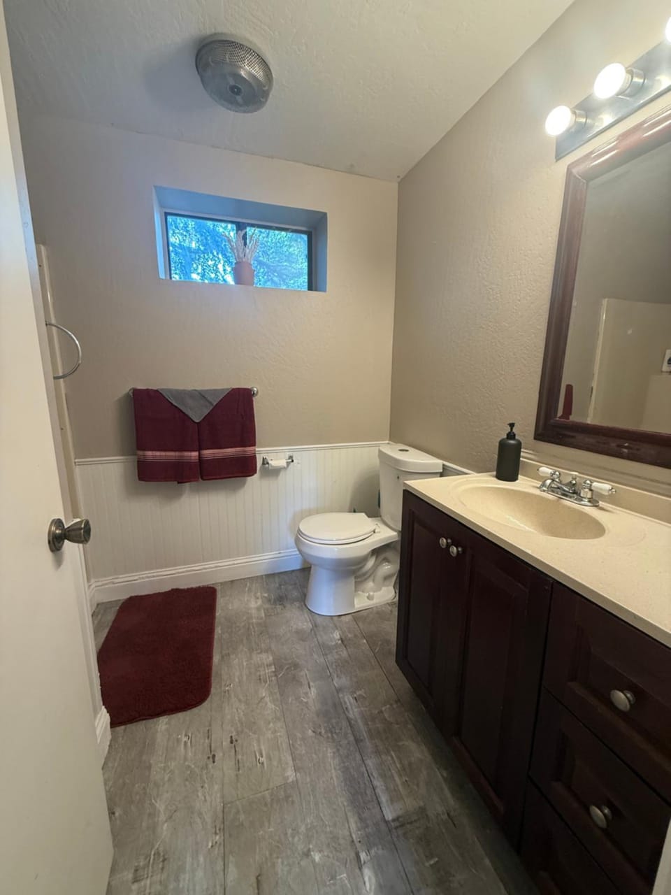 Quirky, peaceful, private studio with deck, 2 mins from downtown Bed and Breakfast in Placerville