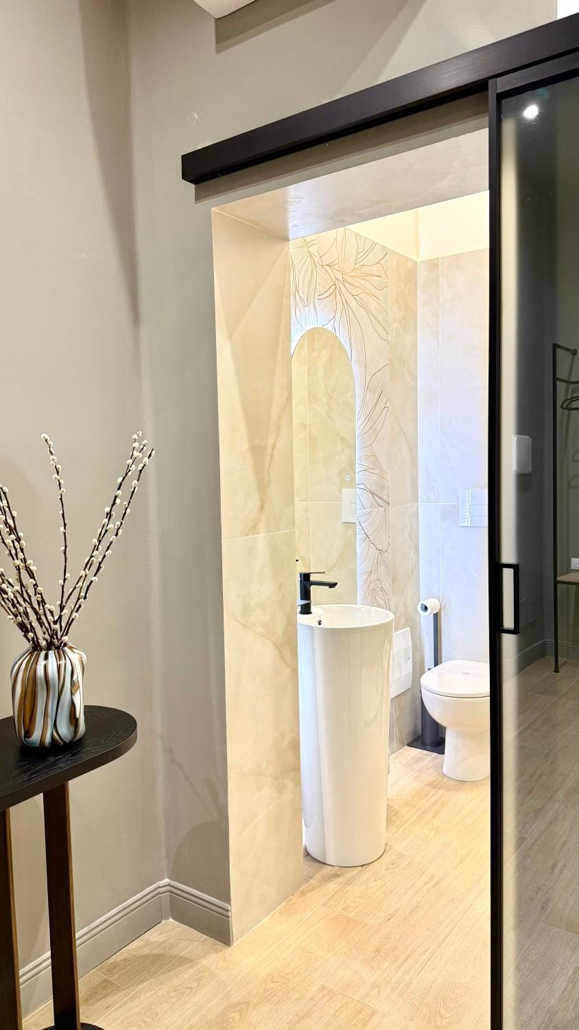 Toilet, Bathroom, Decorative detail