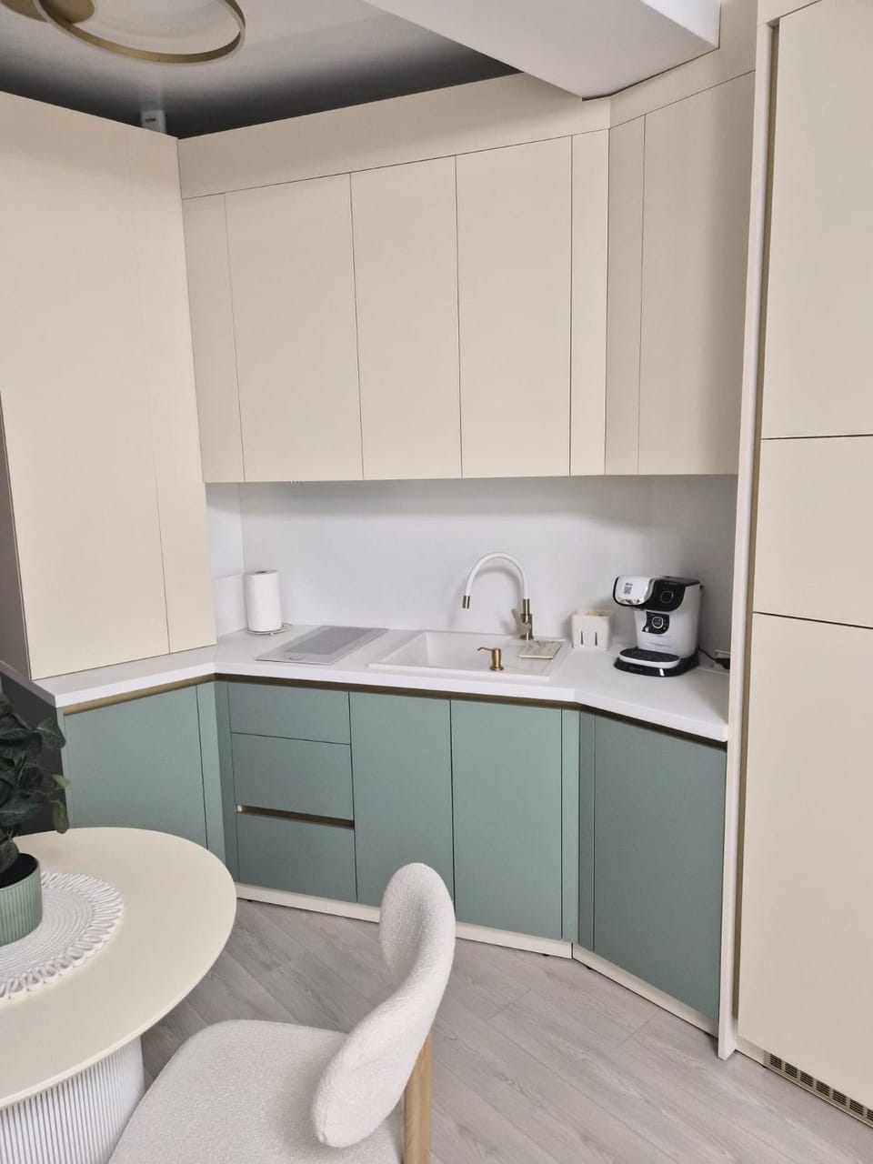 Coffee/tea facilities, Kitchen or kitchenette, stove