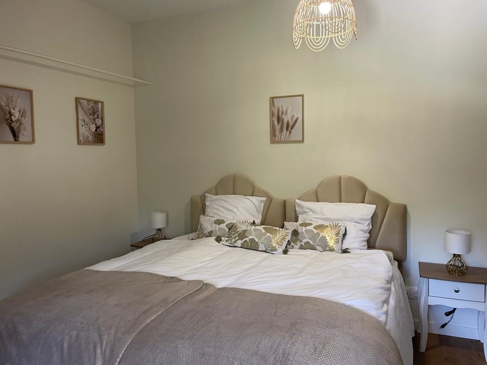 Property building, Canoeing, Bedroom, Supermarket/grocery shop, wedding, air conditioner