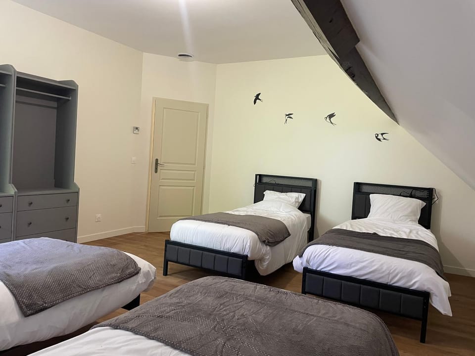 Bed, Photo of the whole room, Bedroom