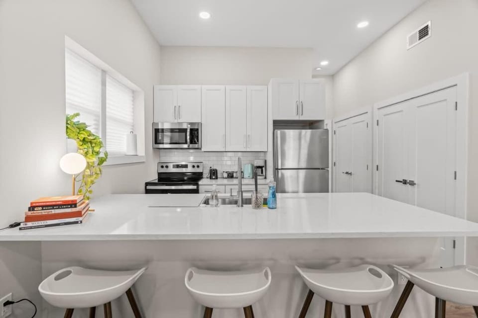 Luxury King Bed 1 BD 1 BA High Ceiling Apt Close to Everything Apartment in West Conshohocken
