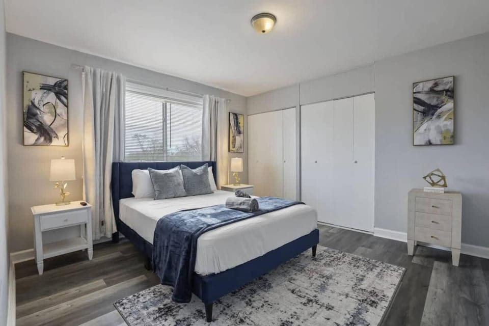 Cozy Chic 4BD 2BA Oak Park Penthouse Apartment in Oak Park
