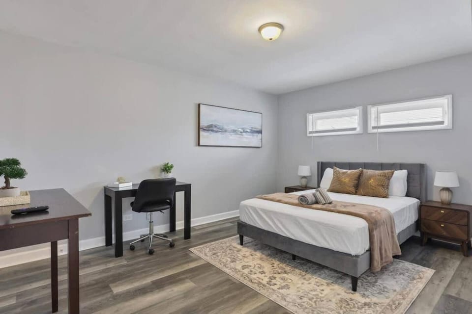 Cozy Chic 4BD 2BA Oak Park Penthouse Apartment in Oak Park