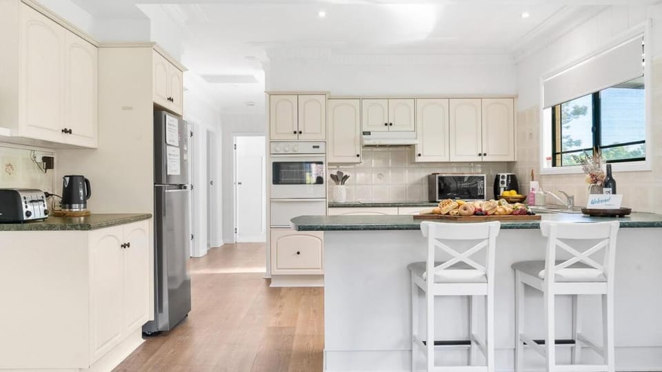 Mountain Views- SO close to restaurants & shopping, pet friendly House in Milton