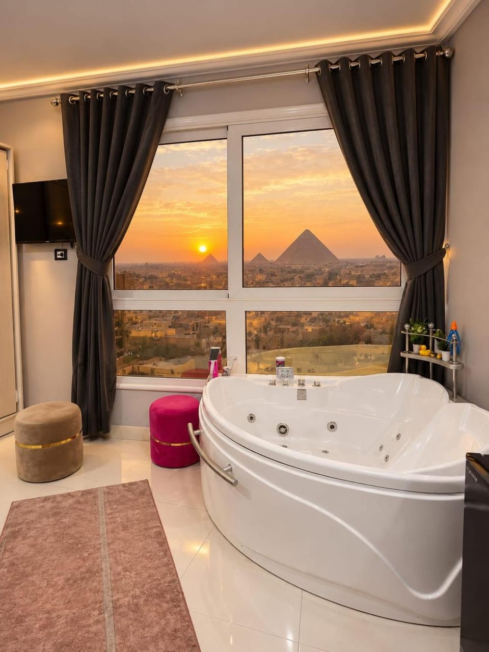 Bed, Natural landscape, Hot Tub, Bathroom, Photo of the whole room, Bedroom, Mountain view, Sunrise, Sunset, Public Bath, Bath
