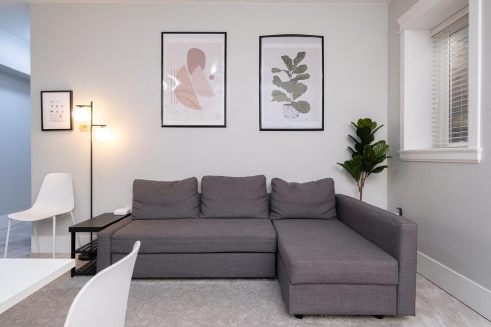 Modern Comfort 2BR in Delta Near Transit and Shops House in Surrey