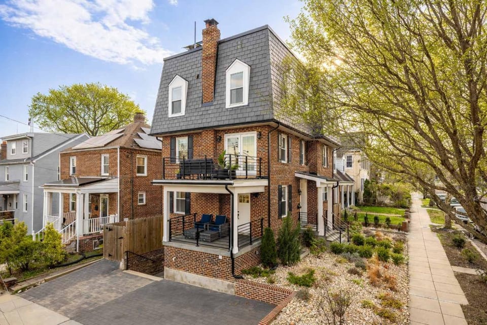 Luxury 3-BR - Parking - EV Charger - Walk to Metro Apartment in Takoma Park