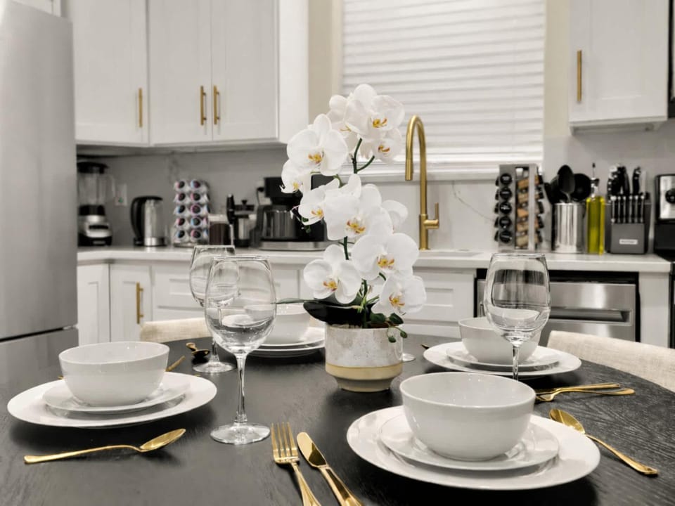 Luxury 3-BR - Parking - EV Charger - Walk to Metro Apartment in Takoma Park