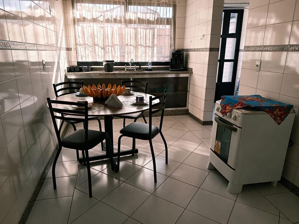 Kitchen or kitchenette, Dining area, oven, stove