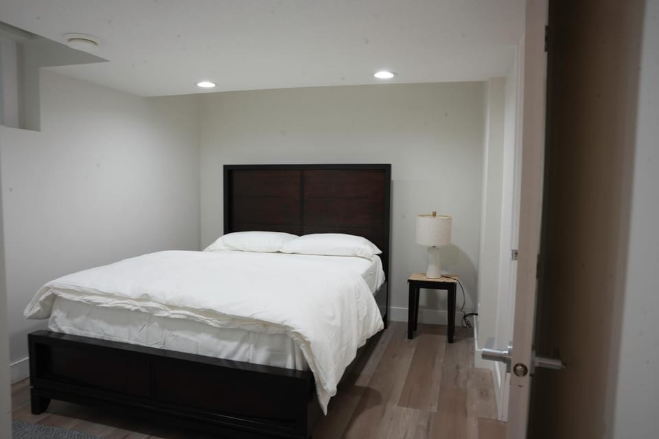 Feels like home- Spacious and cozy 2 bedroom basement suite Bed and Breakfast in Calgary