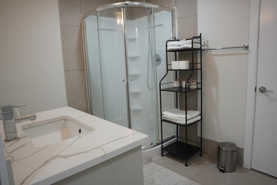 Feels like home- Spacious and cozy 2 bedroom basement suite Bed and Breakfast in Calgary