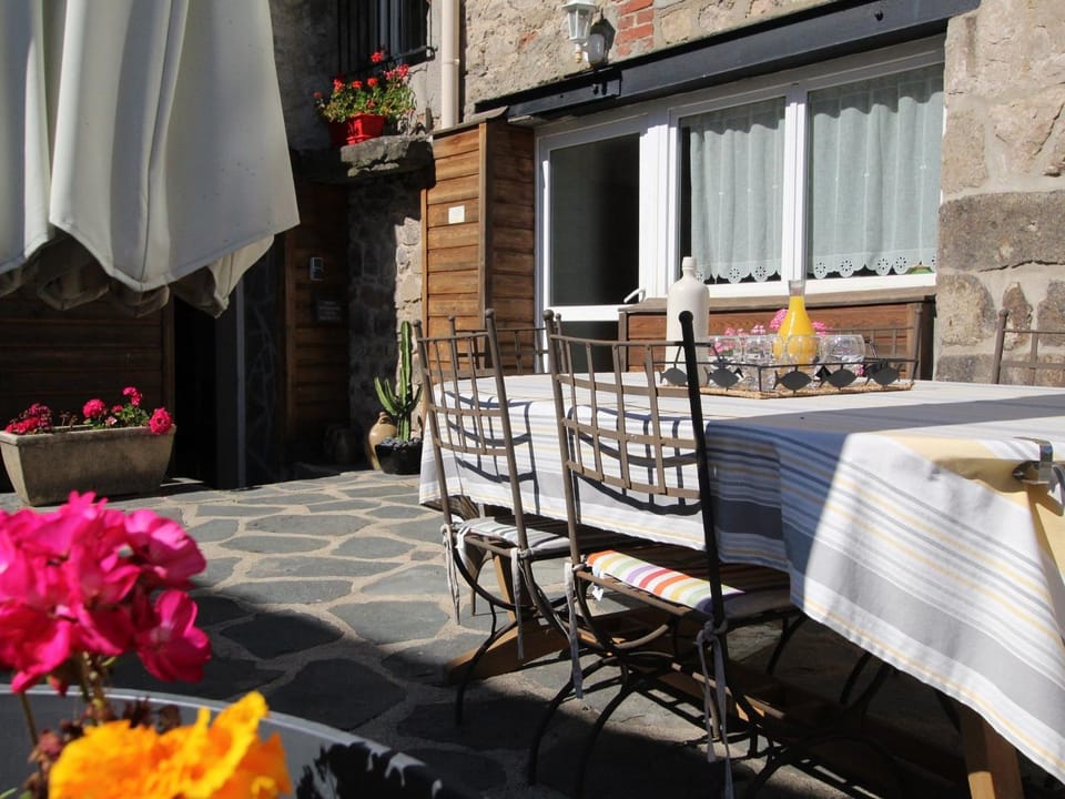 Chambres d'hôtes familiales à Saint-Just-Malmont - FR-1-582-480 Bed and Breakfast in Auvergne-Rhône-Alpes