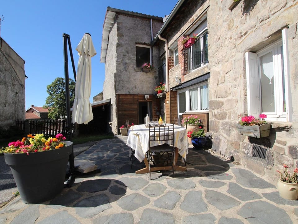 Chambres d'hôtes familiales à Saint-Just-Malmont - FR-1-582-480 Bed and Breakfast in Auvergne-Rhône-Alpes