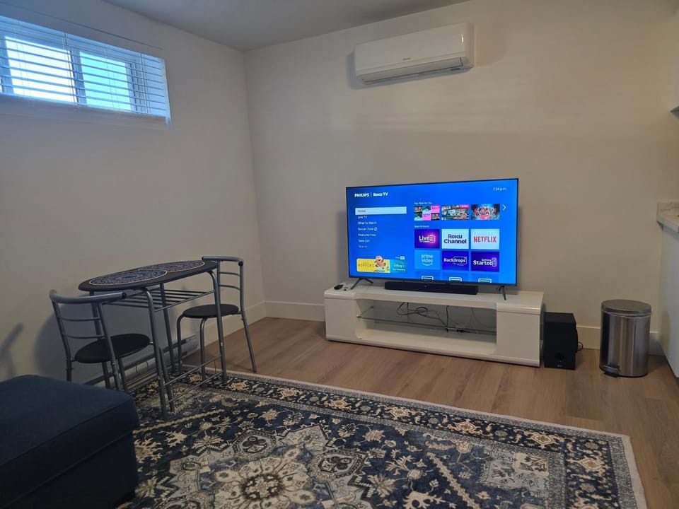 TV and multimedia, Living room, Seating area, Dining area, Evening entertainment, air conditioner