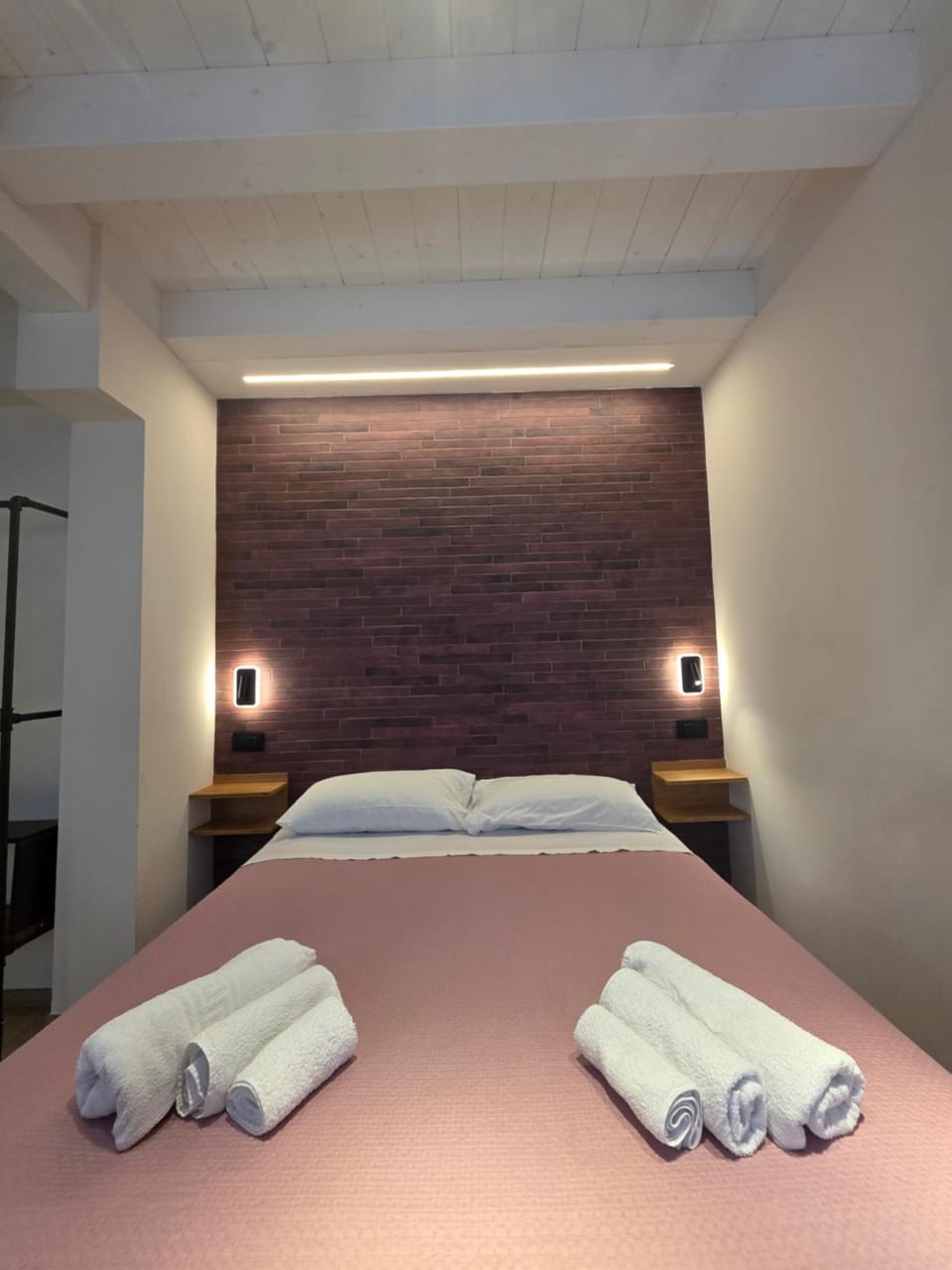 Bed, Photo of the whole room, Bedroom, towels, towels