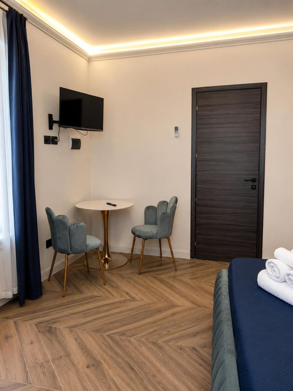Bed, TV and multimedia, Photo of the whole room, Seating area, Bedroom