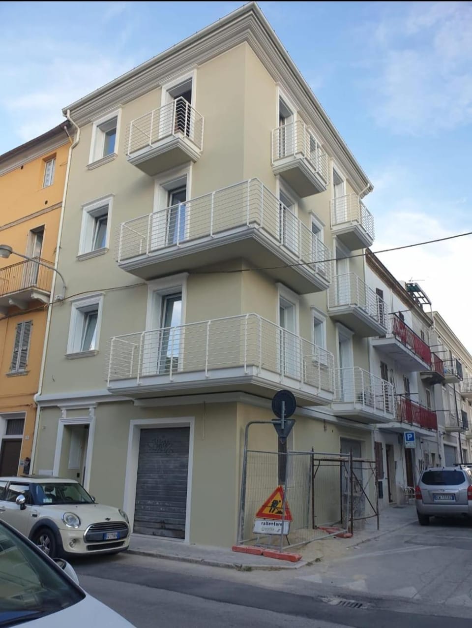 Property building, Day, Neighbourhood, City view, Street view, Location, Parking