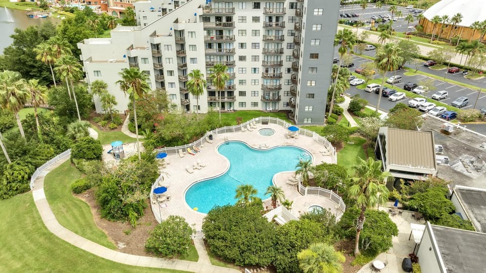Property building, Day, Natural landscape, Bird's eye view, Pool view, Street view, Swimming pool, Location, Parking