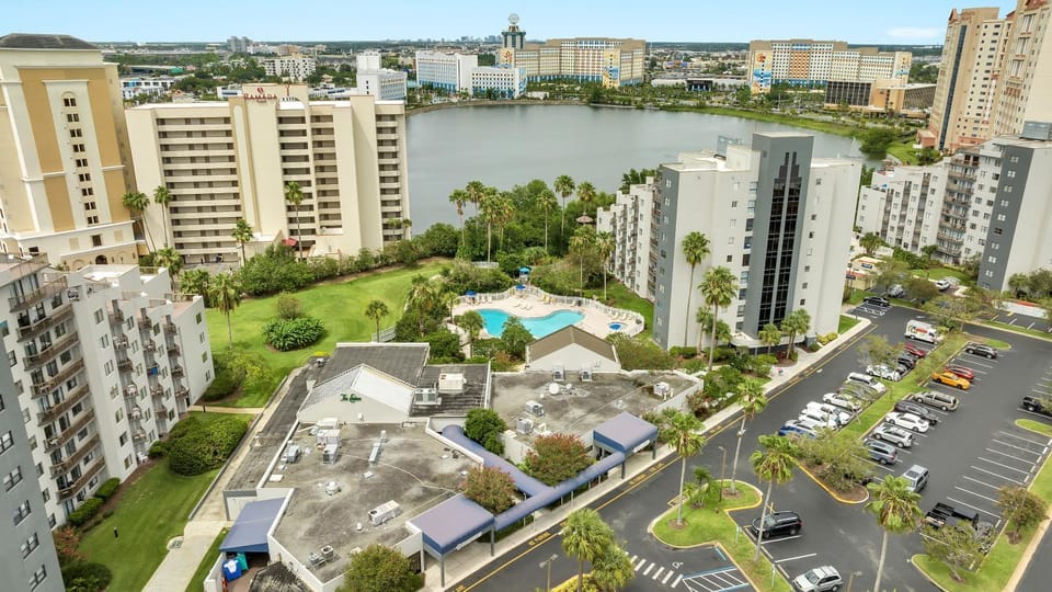 Property building, Day, Neighbourhood, Natural landscape, Bird's eye view, City view, Lake view, Pool view, River view, Street view, Swimming pool, Location, Parking