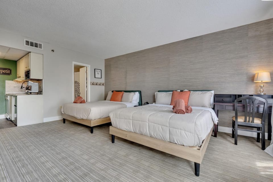 Bed, Kitchen or kitchenette, Living room, Photo of the whole room, Seating area, Bedroom