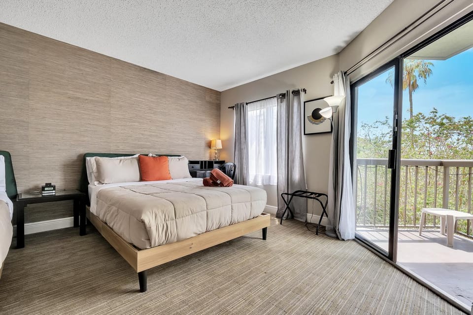 Bed, View (from property/room), Balcony/Terrace, Photo of the whole room, Bedroom, air conditioner