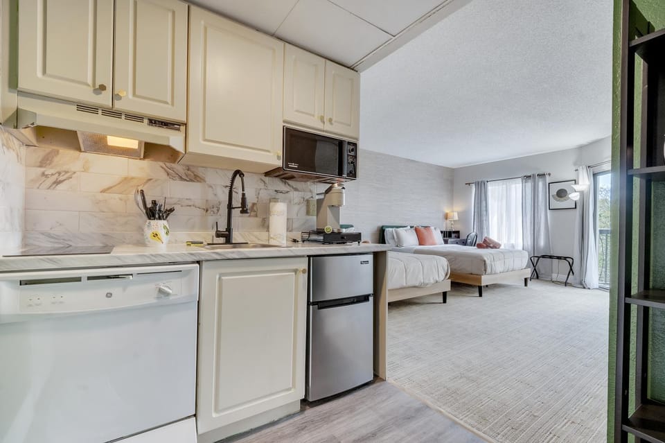 Kitchen or kitchenette, Living room, Dining area, minibar, oven, stove