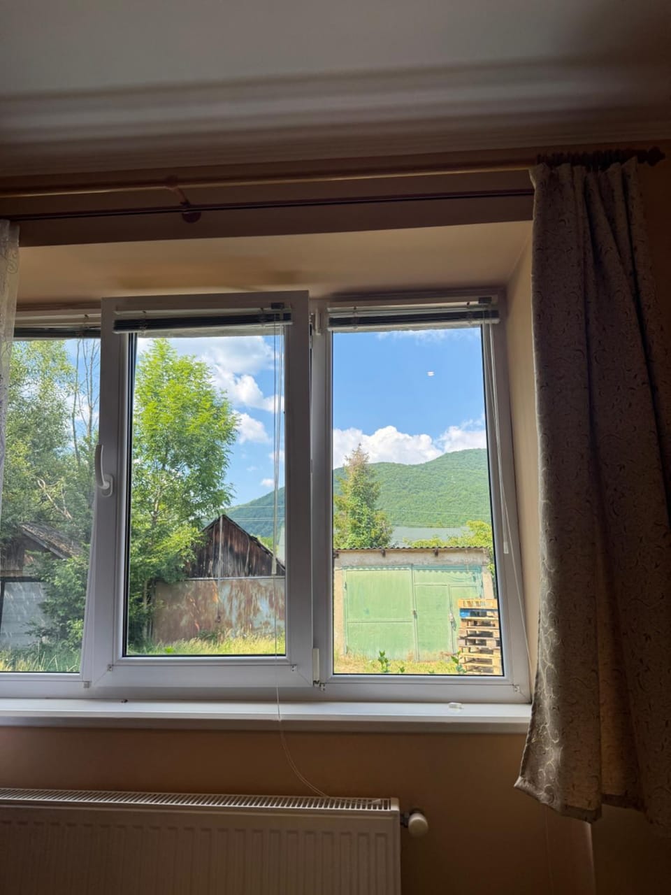 Унікаляні апартаменти на території санаторію Квітка Полонини Apartment in Kvitka двохповерховий будинок позаду бювету Apartment in Ukraine