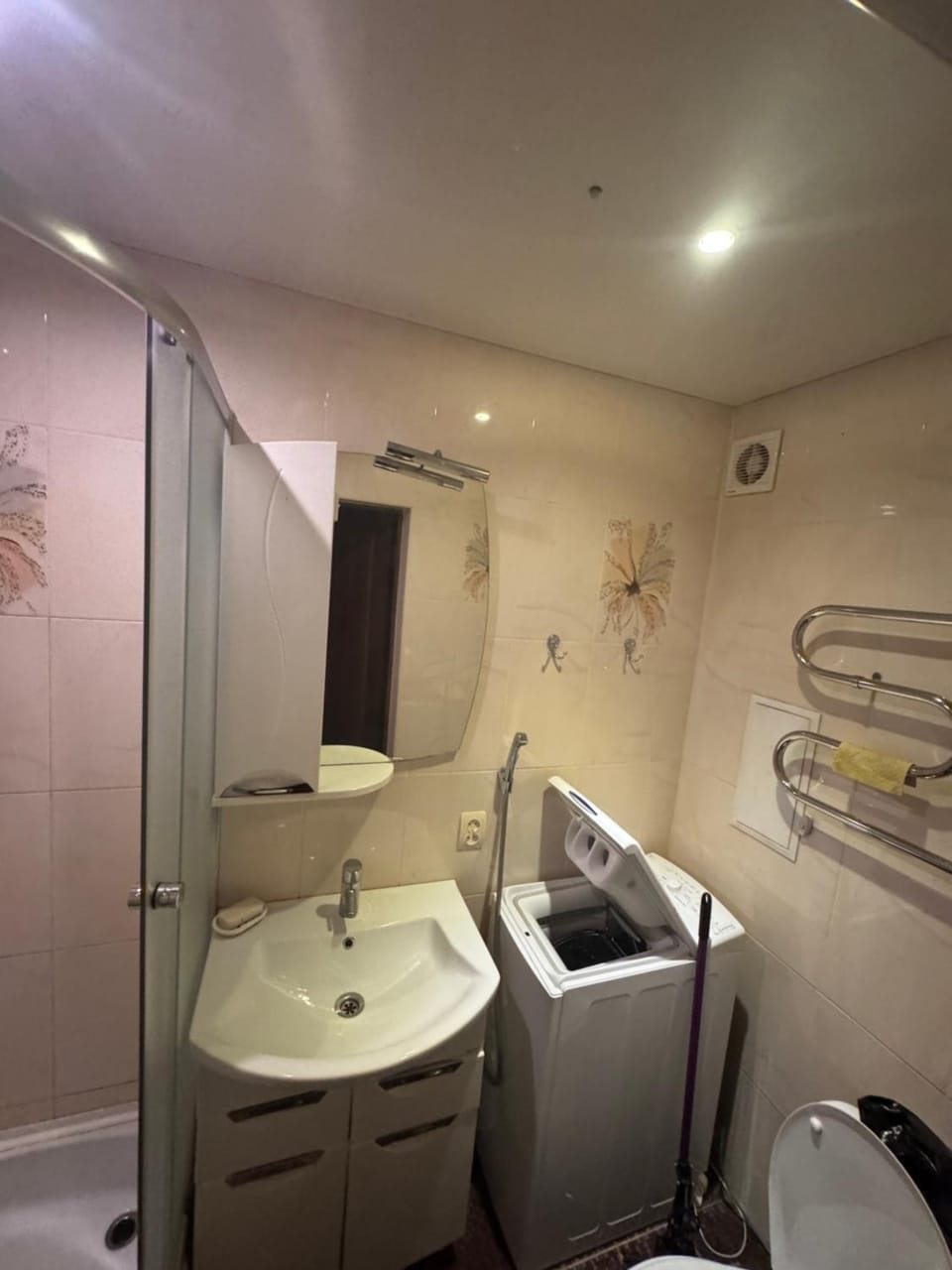 Унікаляні апартаменти на території санаторію Квітка Полонини Apartment in Kvitka двохповерховий будинок позаду бювету Apartment in Ukraine