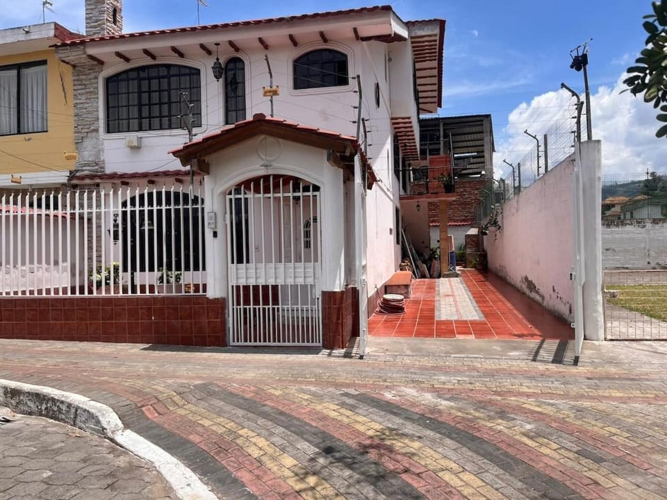 Feel the thrill of the 2026 World Cup, WiFi, Parking Apartment in Ambato
