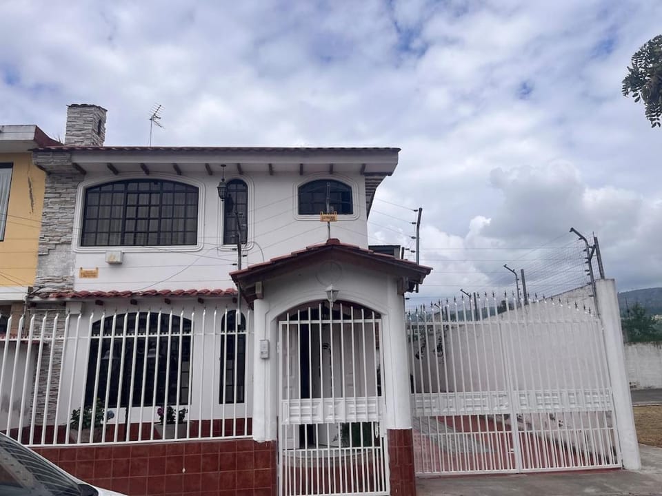 Feel the thrill of the 2026 World Cup, WiFi, Parking Apartment in Ambato