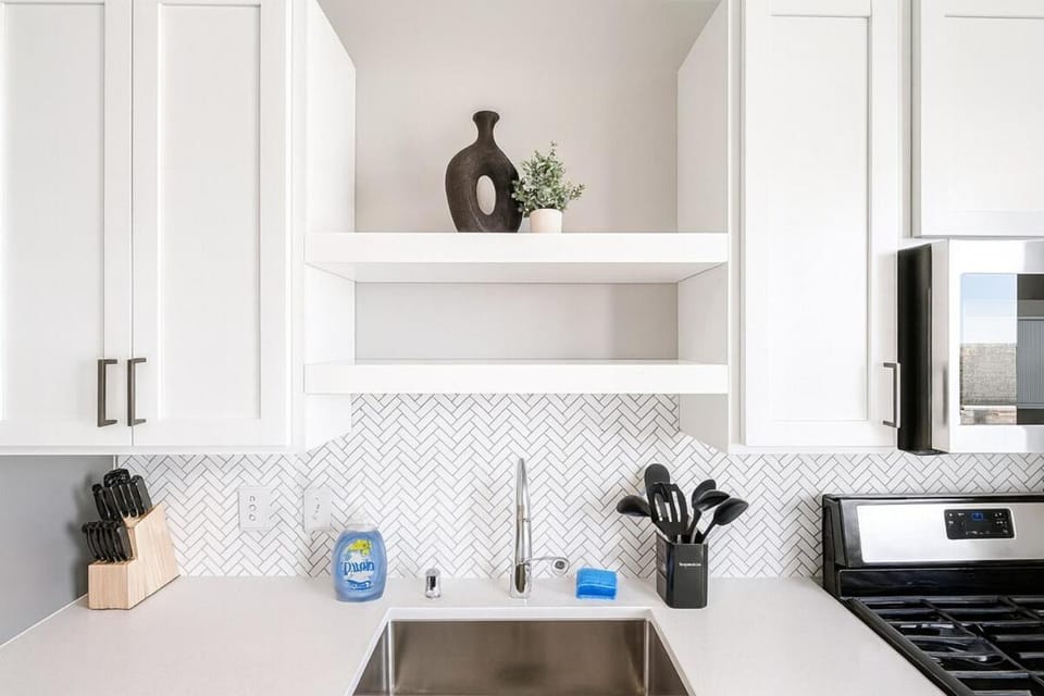 Cozy 1 Bedroom King Suite with Heated Pool - Minutes to Downtown & Stadium Apartment in Minneapolis