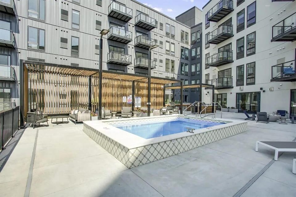 Cozy 1 Bedroom King Suite with Heated Pool - Minutes to Downtown & Stadium Apartment in Minneapolis