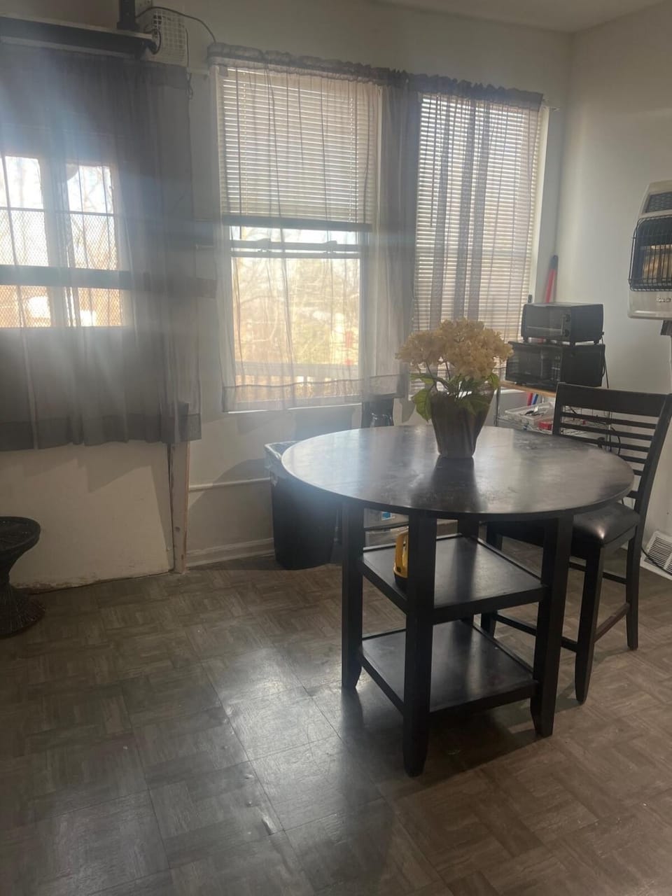 Kitchen or kitchenette, minibar, oven, stove
