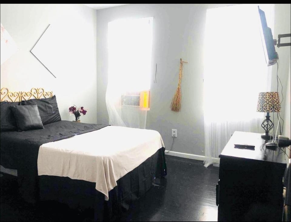 Sinai Hospital room w den attached Vacation rental in Baltimore