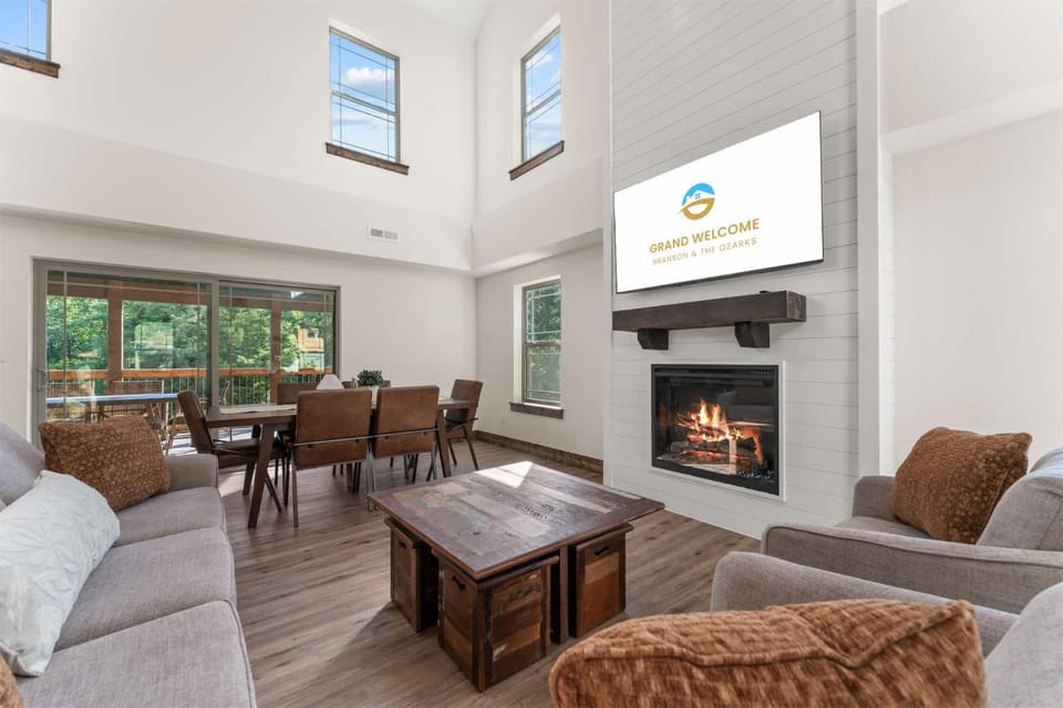 Lumberjack Lodge with Amenities House in Ridgedale