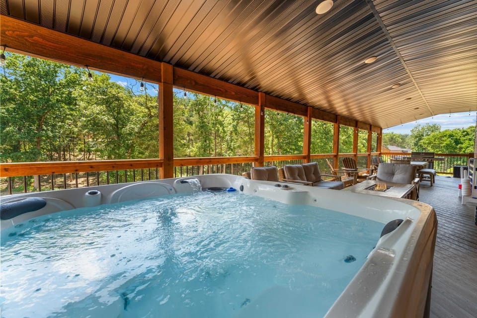 Lumberjack Lodge with Amenities House in Ridgedale