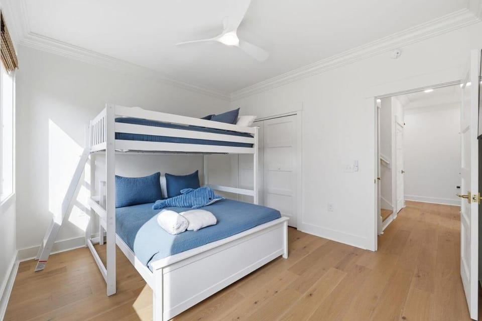 Tide & Blue - Oceanfront Luxury, Pool, Sleeps 18 Apartment in Surf City