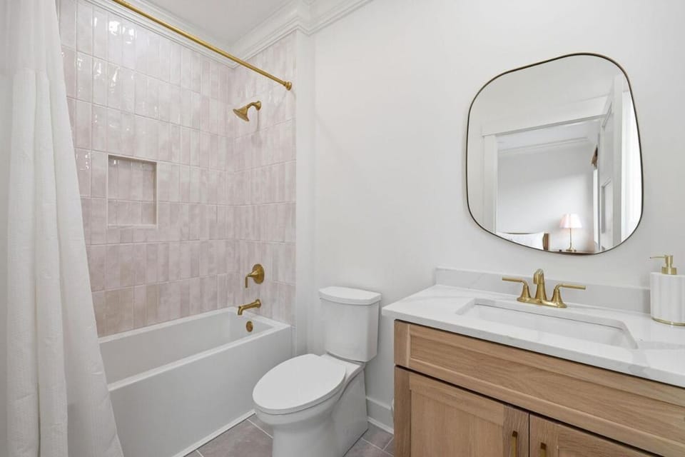 Tide & Blue - Oceanfront Luxury, Pool, Sleeps 18 Apartment in Surf City