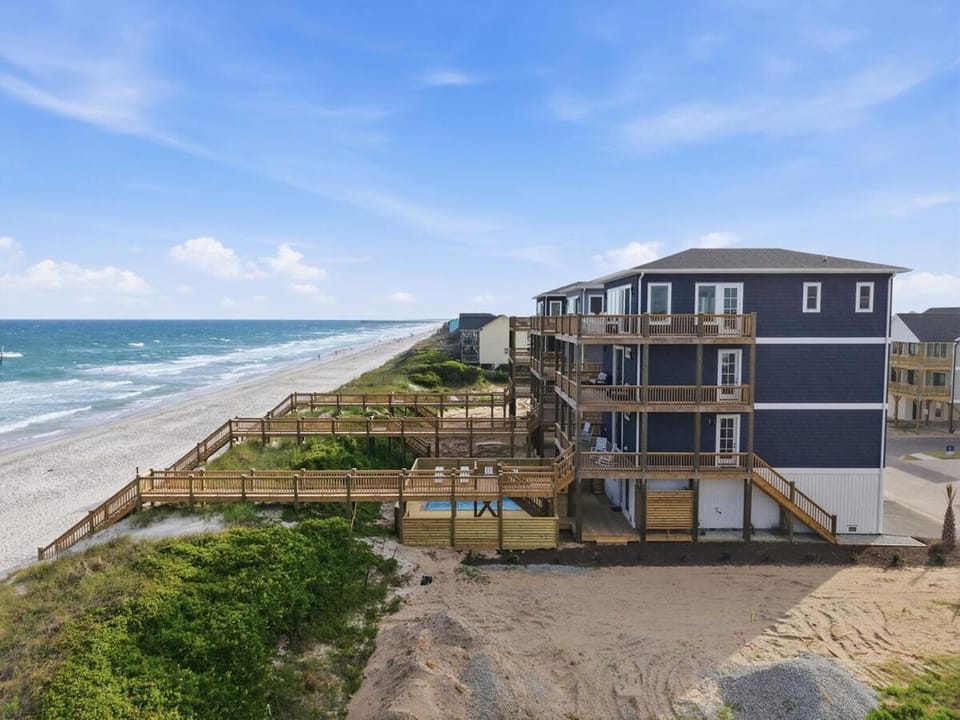 Tide & Blue - Oceanfront Luxury, Pool, Sleeps 18 Apartment in Surf City
